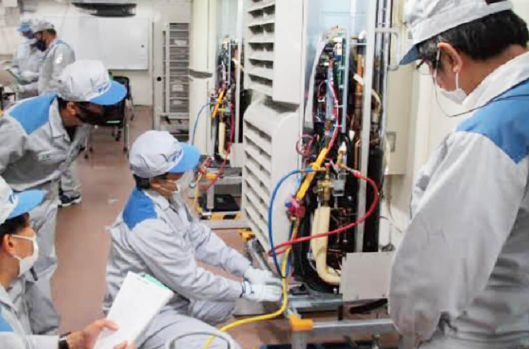 業務用エアコンクリーニング技術向上のためダイキン研修を受講するスタッフの様子（大阪）